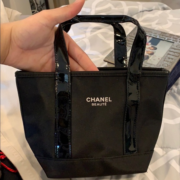 COPY - Mini Chanel beautè bag - Picture 1 of 6